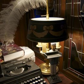 Librería La Casa de la Troya lampara y maquina de escribir